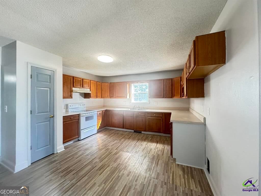 3 bedroom, 2 bathroom, 1,292 sq ft single family residence for sale at 205 E Church Street, Centerville, GA 31028 — photo 5