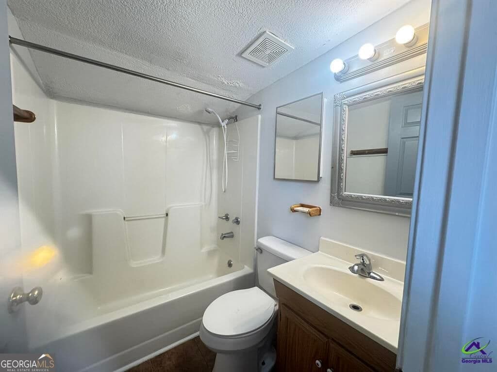 3 bedroom, 2 bathroom, 1,292 sq ft single family residence for sale at 205 E Church Street, Centerville, GA 31028 — photo 10