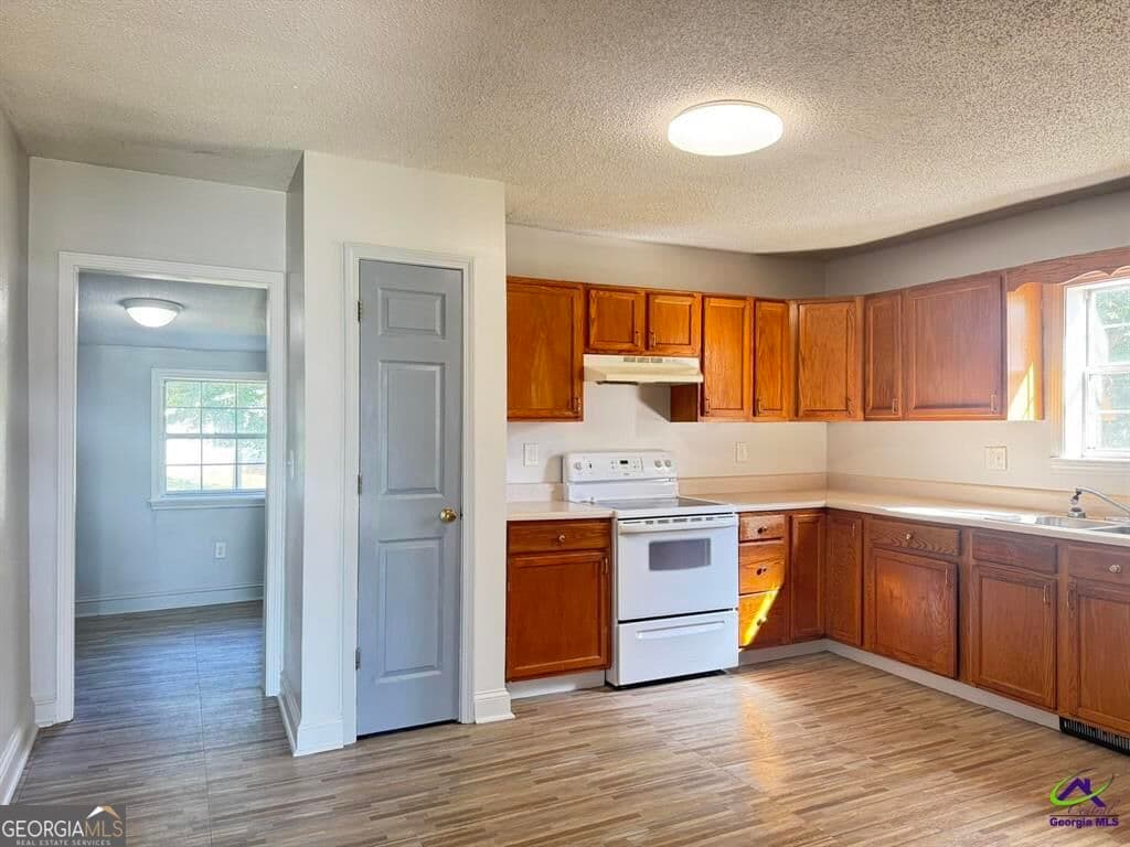 3 bedroom, 2 bathroom, 1,292 sq ft single family residence for sale at 205 E Church Street, Centerville, GA 31028 — photo 4