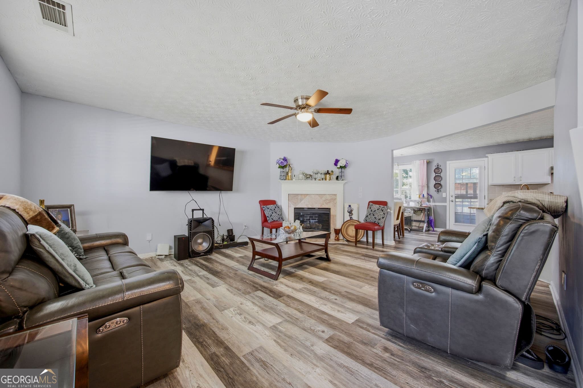 4 bedroom, 3.5 bathroom, 3,024 sq ft single family residence for sale at 595 Castlebrooke Drive, Lawrenceville, GA 30045 — photo 4