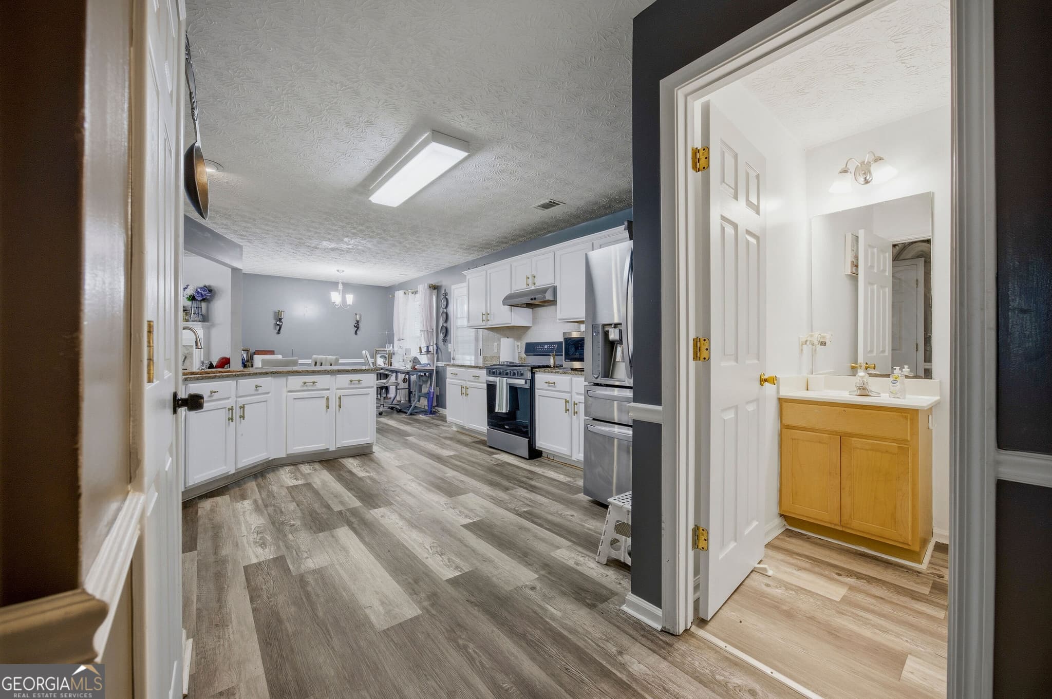 4 bedroom, 3.5 bathroom, 3,024 sq ft single family residence for sale at 595 Castlebrooke Drive, Lawrenceville, GA 30045 — photo 8