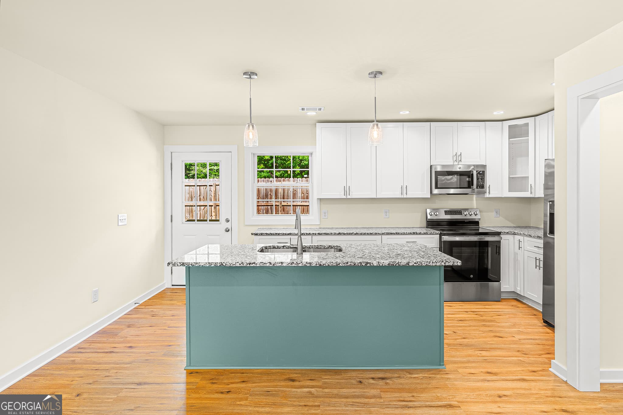 4 bedroom, 2 bathroom, 1,140 sq ft single family residence for sale at 16 Elm Street, Hartwell, GA 30643 — photo 3