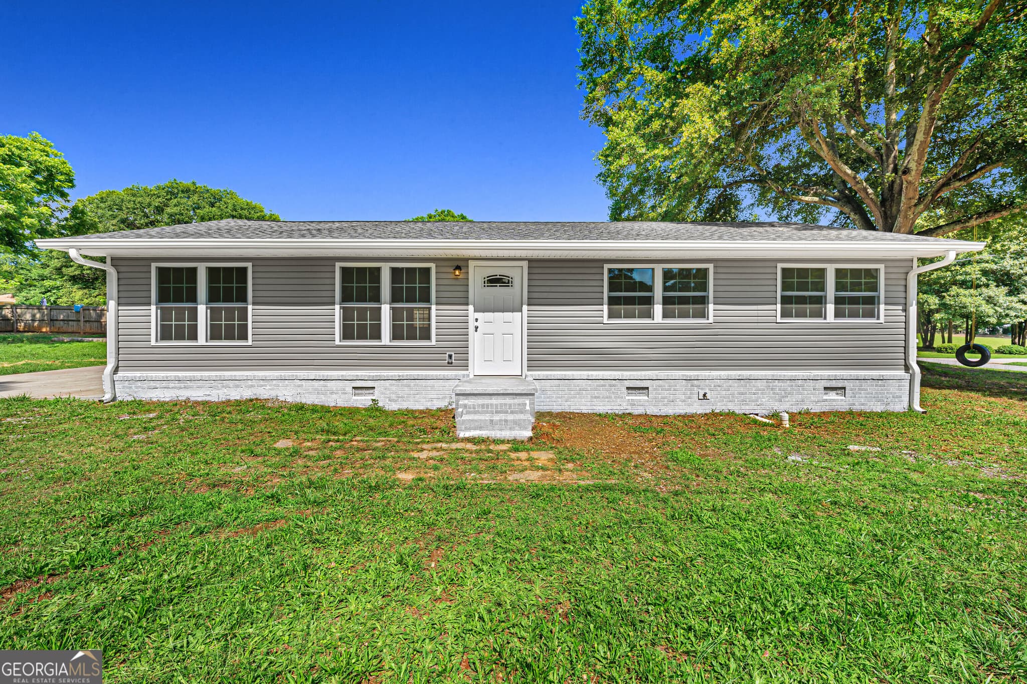 4 bedroom, 2 bathroom, 1,140 sq ft single family residence for sale at 16 Elm Street, Hartwell, GA 30643