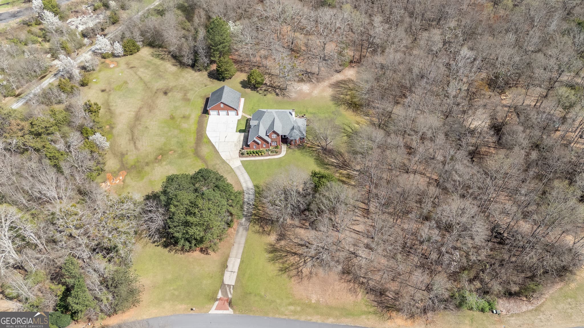 4 bedroom, 3.5 bathroom, 2,769 sq ft single family residence for sale at 2101 NE Indian Shoals Drive, Loganville, GA 30052 — photo 3