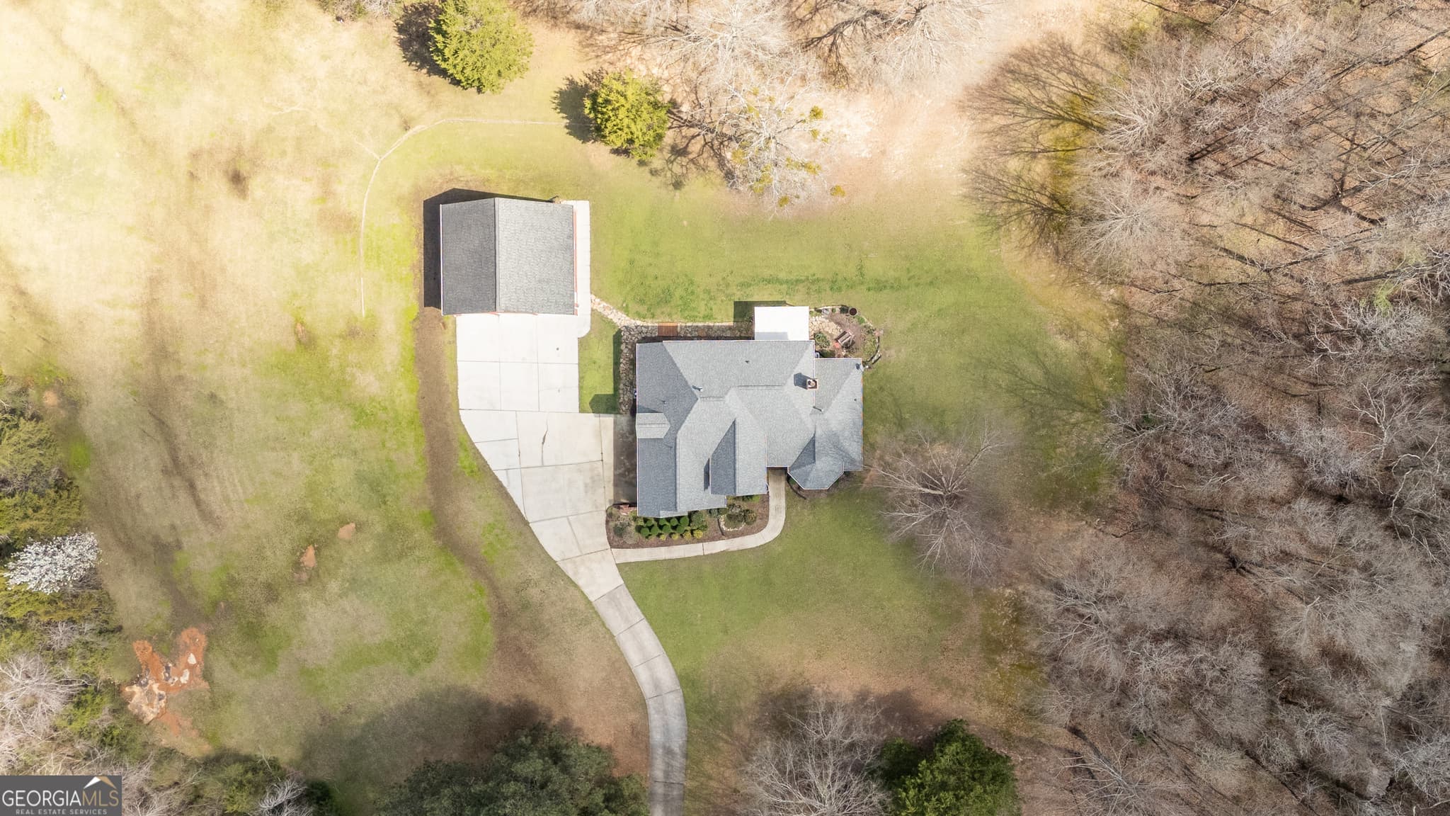 4 bedroom, 3.5 bathroom, 2,769 sq ft single family residence for sale at 2101 NE Indian Shoals Drive, Loganville, GA 30052 — photo 8