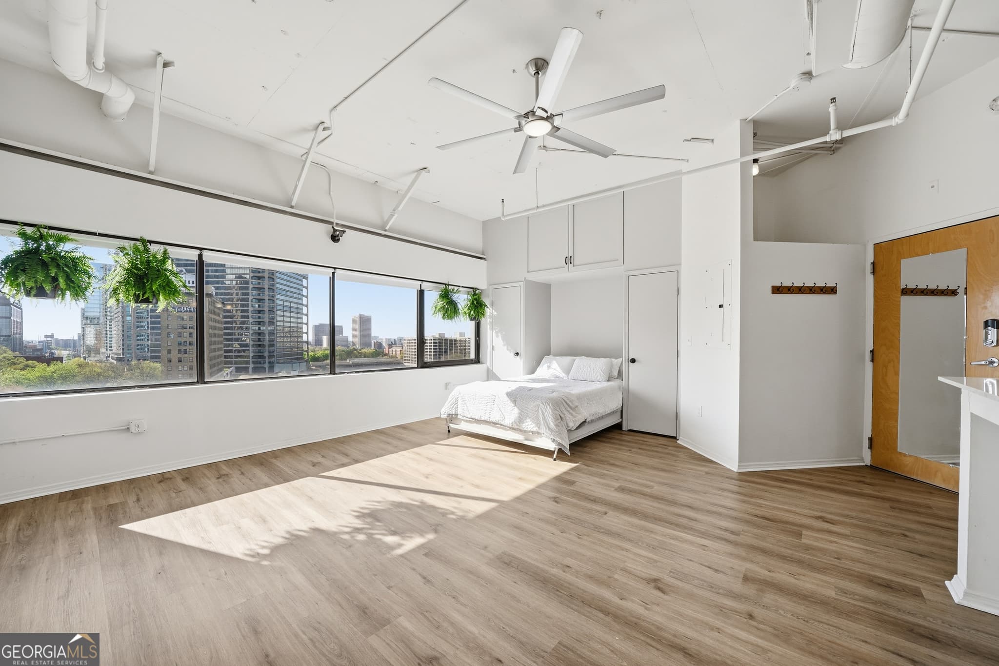 1 bedroom, 1 bathroom, 520 sq ft condominium for sale at 120 Ralph Mcgill Boulevard 903, Atlanta, GA 30308 — photo 1 of 39