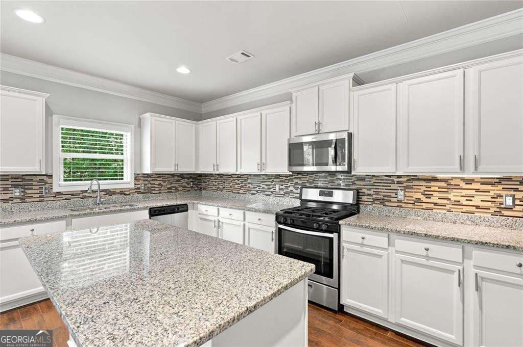 5 bedroom, 3 bathroom, 2,722 sq ft single family residence for sale at 268 Oak Road, Lawrenceville, GA 30044 — photo 3