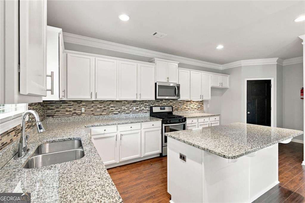 5 bedroom, 3 bathroom, 2,722 sq ft single family residence for sale at 268 Oak Road, Lawrenceville, GA 30044 — photo 5