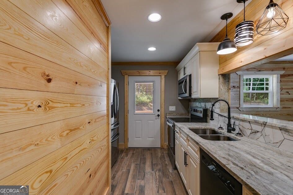 3 bedroom, 2 bathroom, 1,564 sq ft single family residence for sale at 103 Tiffany Drive, Franklin, GA 30217 — photo 8