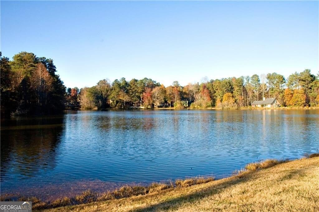 5 bedroom, 2 bathroom, 1,932 sq ft single family residence for sale at 4941 Isle Royal Court, Stone Mountain, GA 30088 — photo 6