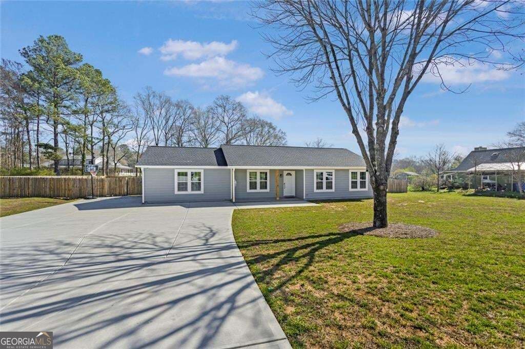 4 bedroom, 2 bathroom, 1,600 sq ft single family residence for sale at 2001 RAYMONDS Drive, Loganville, GA 30052 — photo 1 of 27