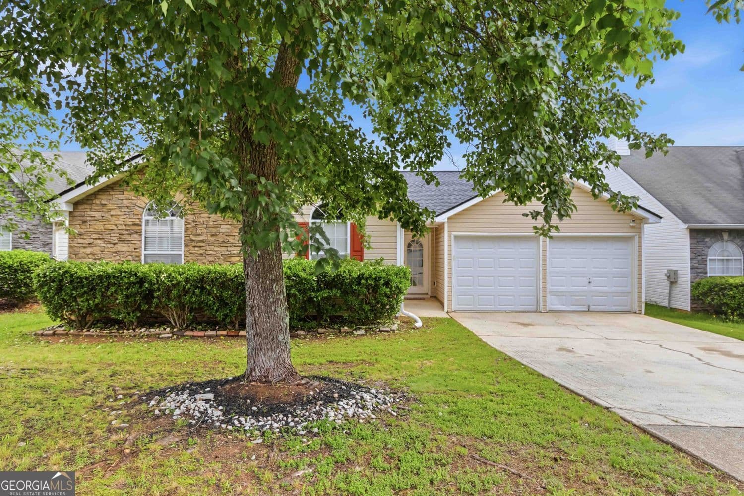 3 bedroom, 2 bathroom, 1,466 sq ft single family residence for sale at 2922 Knoll View Place, Douglasville, GA 30135 — photo 2