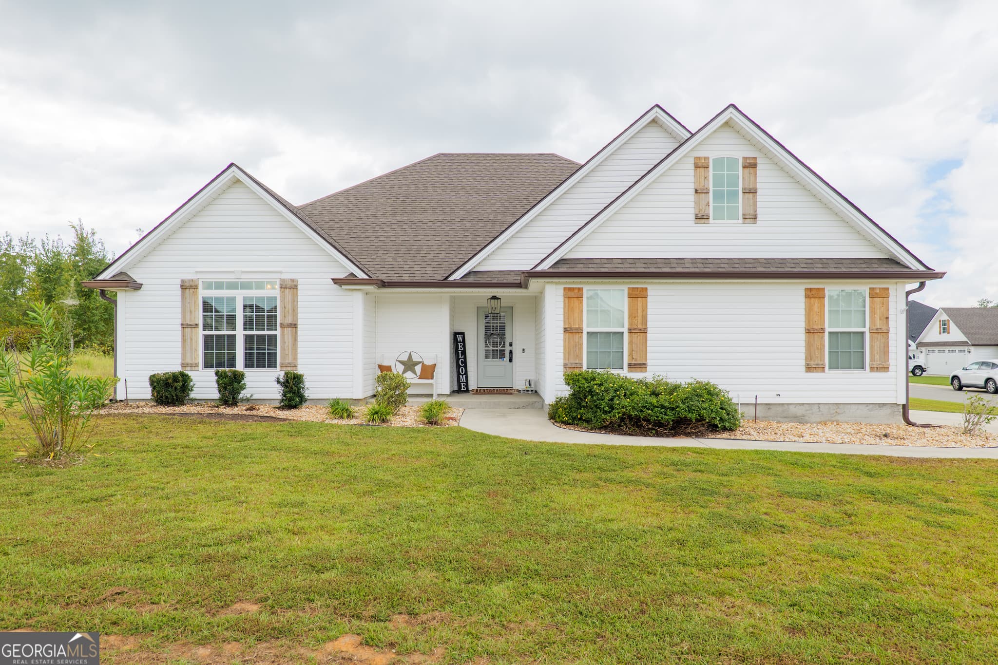 4 bedroom, 2 bathroom, 1,900 sq ft single family residence sold at 3830 Landings Circle, Hahira, GA 31632