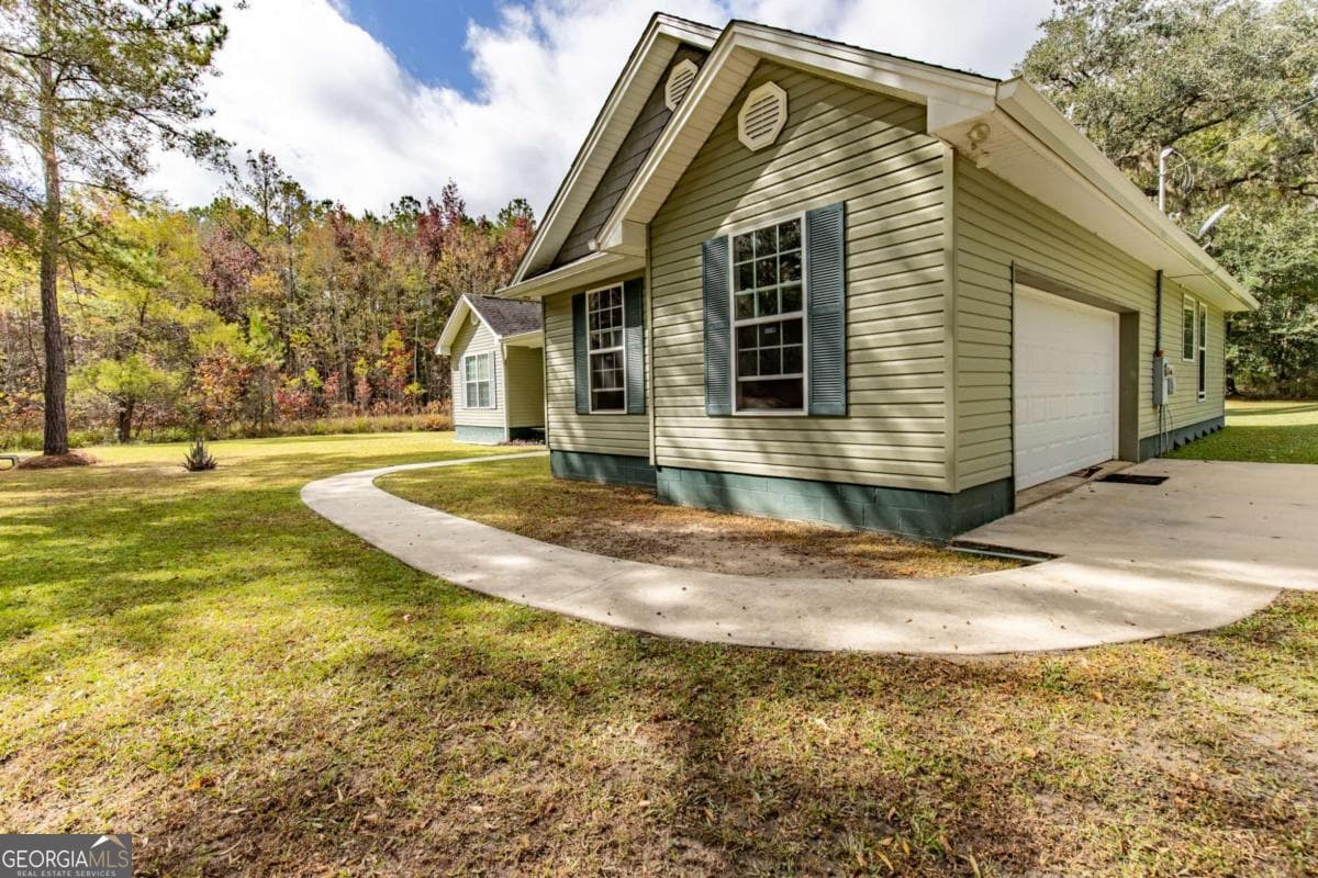 3 bedroom, 2 bathroom single family residence under contract at 14261 Us Highway 17, Townsend, GA 31331 — photo 4
