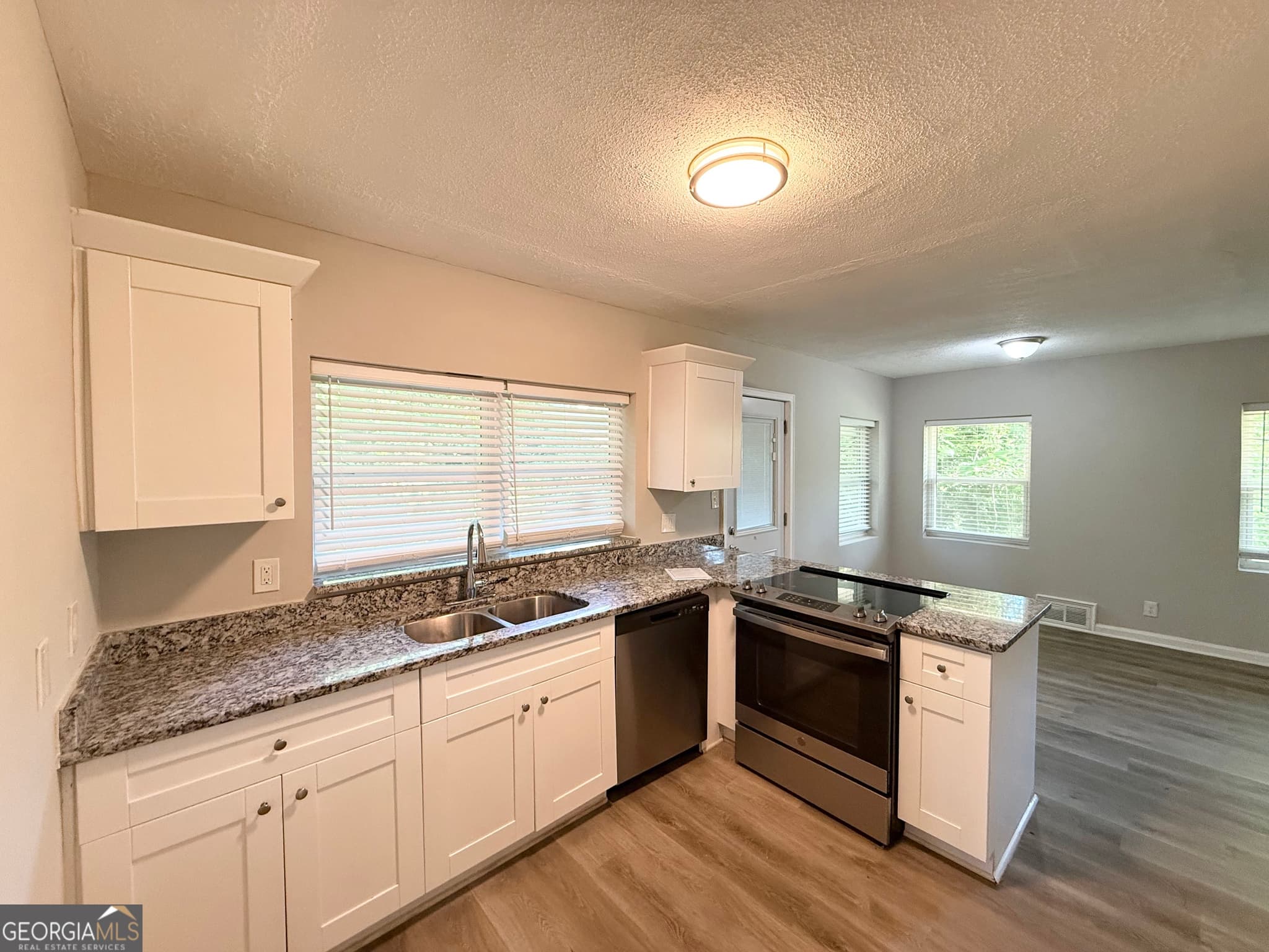 5 bedroom, 3 bathroom, 1,655 sq ft single family residence for sale at 2007 Highview Road, Atlanta, GA 30311 — photo 5