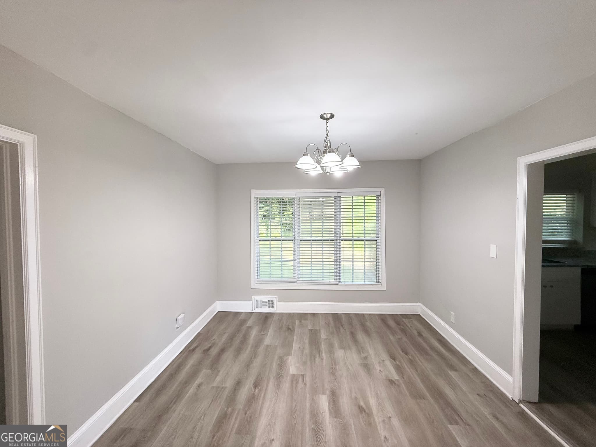 5 bedroom, 3 bathroom, 1,655 sq ft single family residence for sale at 2007 Highview Road, Atlanta, GA 30311 — photo 4