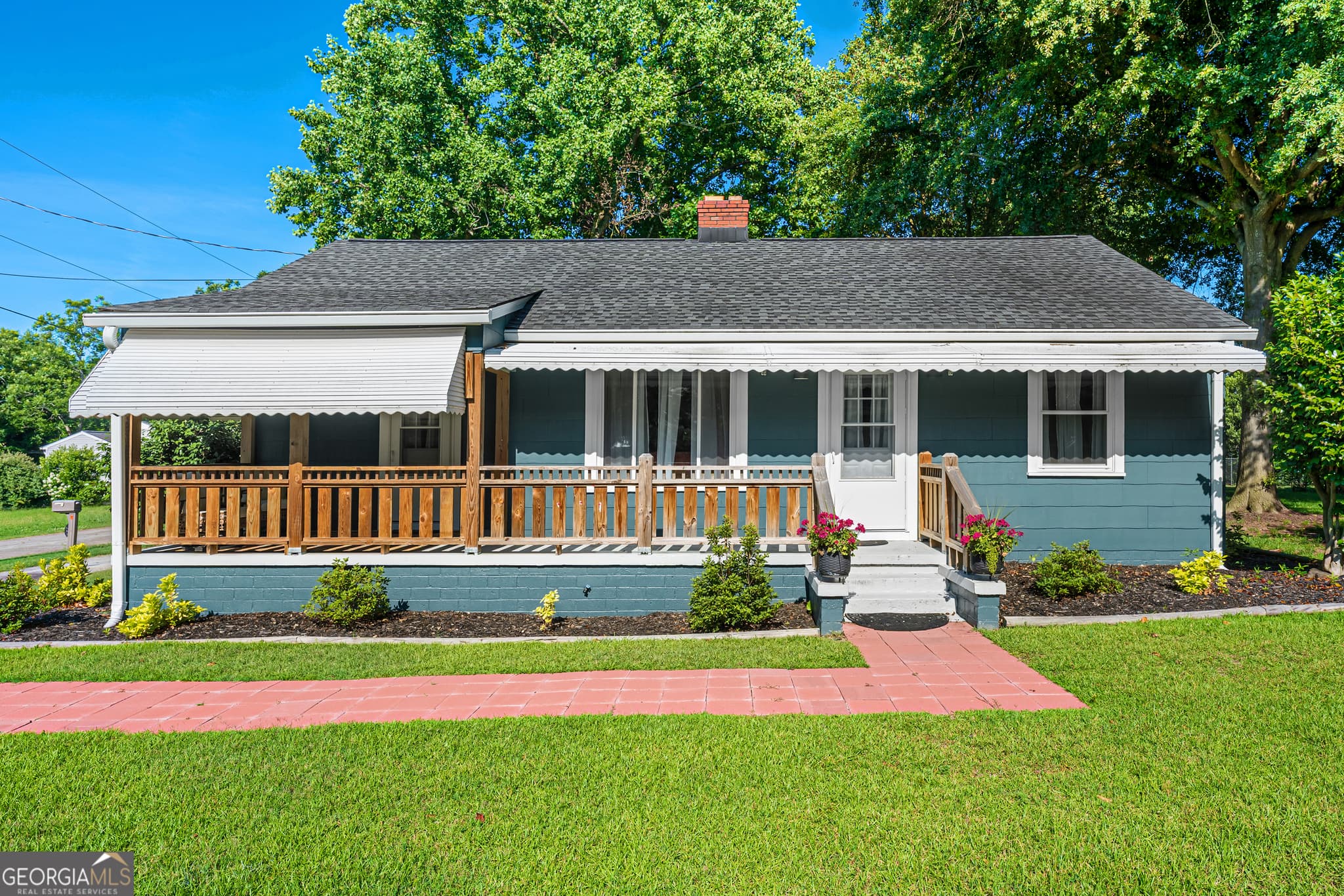 2 bedroom, 1 bathroom, 1,059 sq ft single family residence for sale at 67 Fairview Avenue, Hartwell, GA 30643 — photo 1 of 10