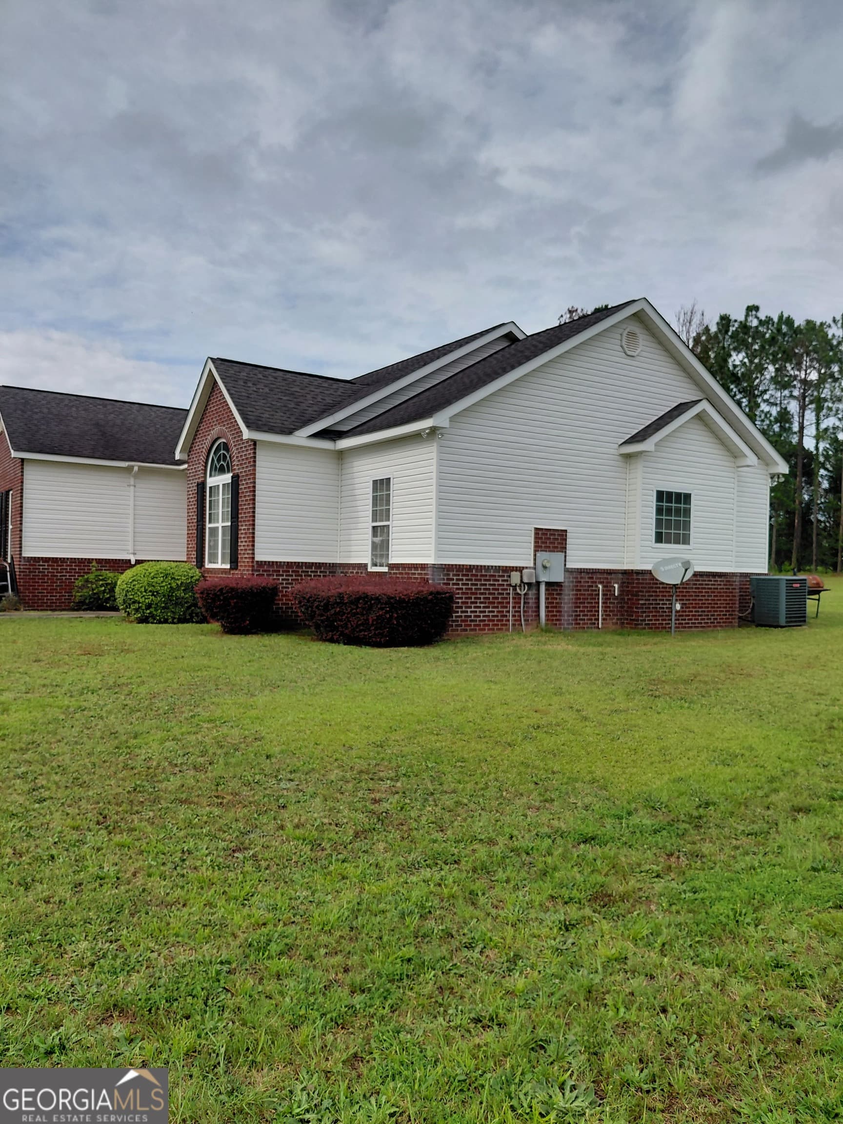 3 bedroom, 2 bathroom, 1,638 sq ft single family residence for sale at 585 Live Oak Way, Dublin, GA 31021 — photo 2
