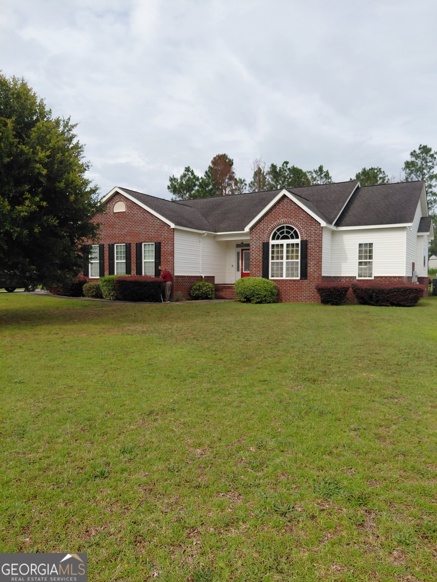 3 bedroom, 2 bathroom, 1,638 sq ft single family residence for sale at 585 Live Oak Way, Dublin, GA 31021 — photo 1 of 34