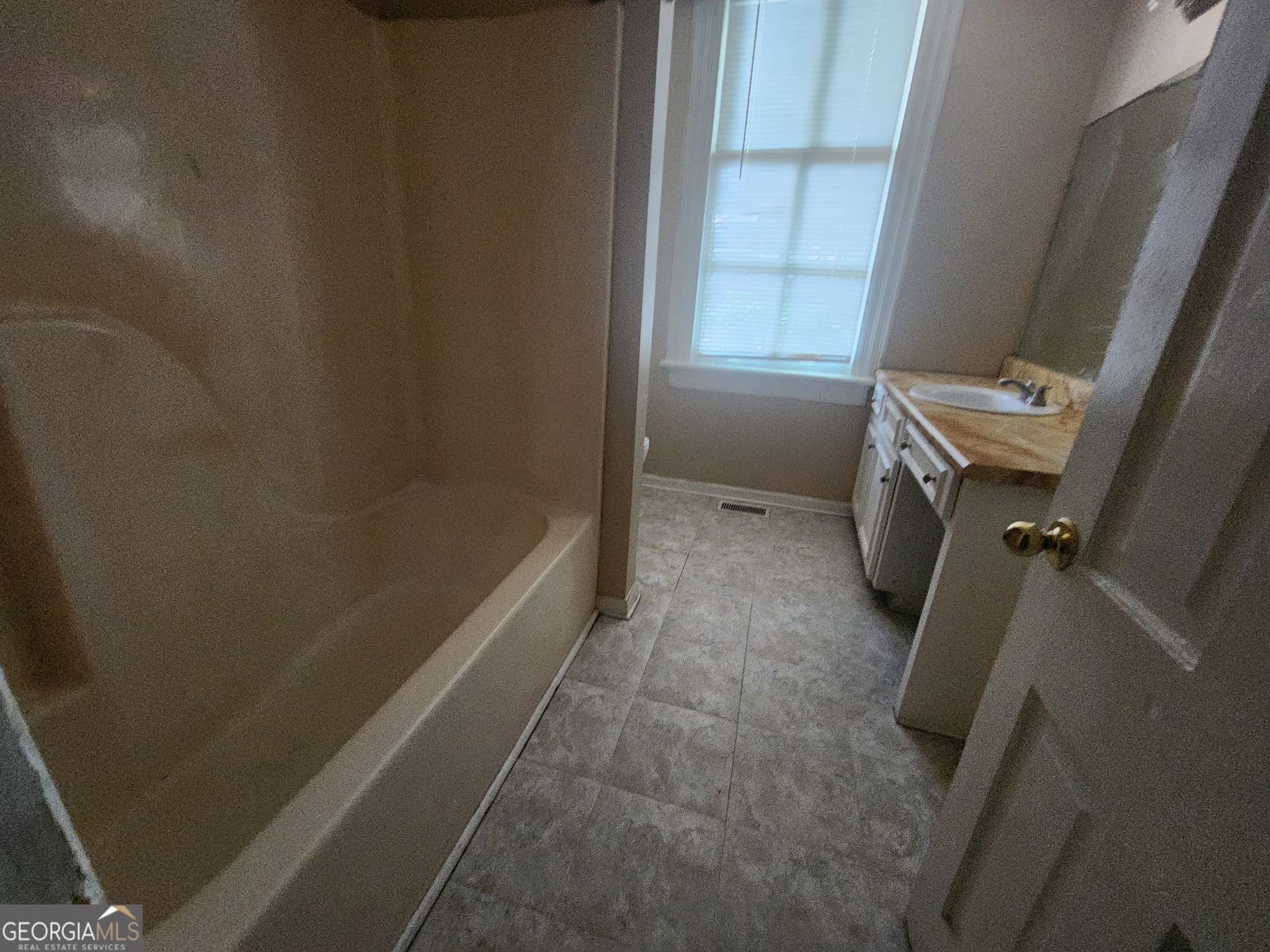 1 bedroom, 1 bathroom, 775 sq ft duplex for rent at 1113 19th Street UNIT A, Columbus, GA 31901 for $675 a month — photo 4