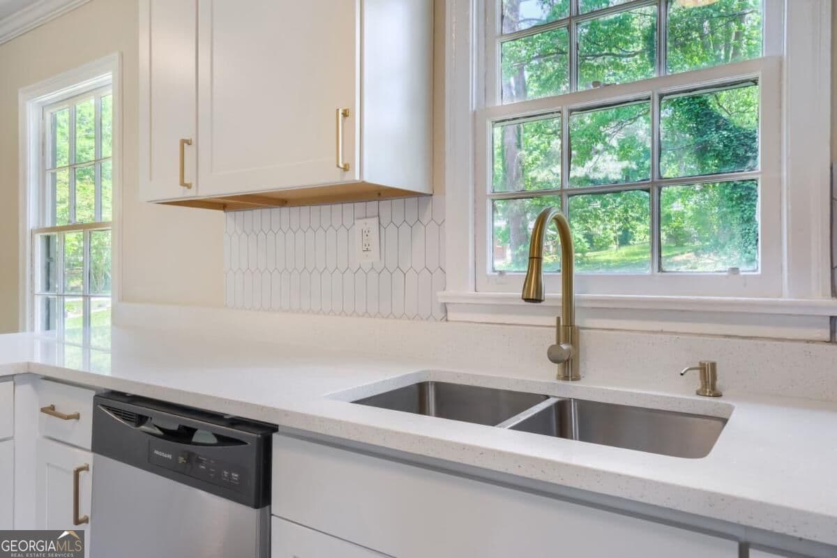 2 bedroom, 2 bathroom, 1,103 sq ft single family residence for sale at 396 Forrest Ridge Drive, Atlanta, GA 30318 — photo 9
