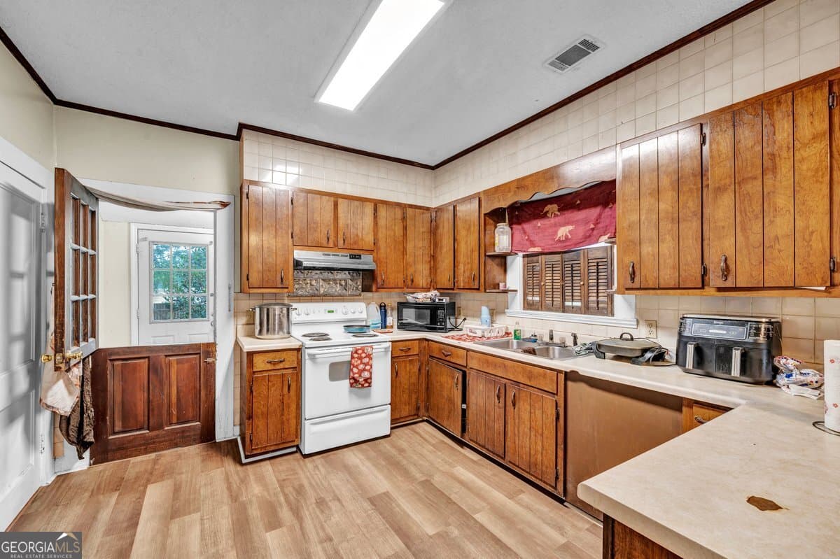 3 bedroom, 1 bathroom, 1,334 sq ft single family residence for sale at 610 E 15th Avenue, Cordele, GA 31015 — photo 6