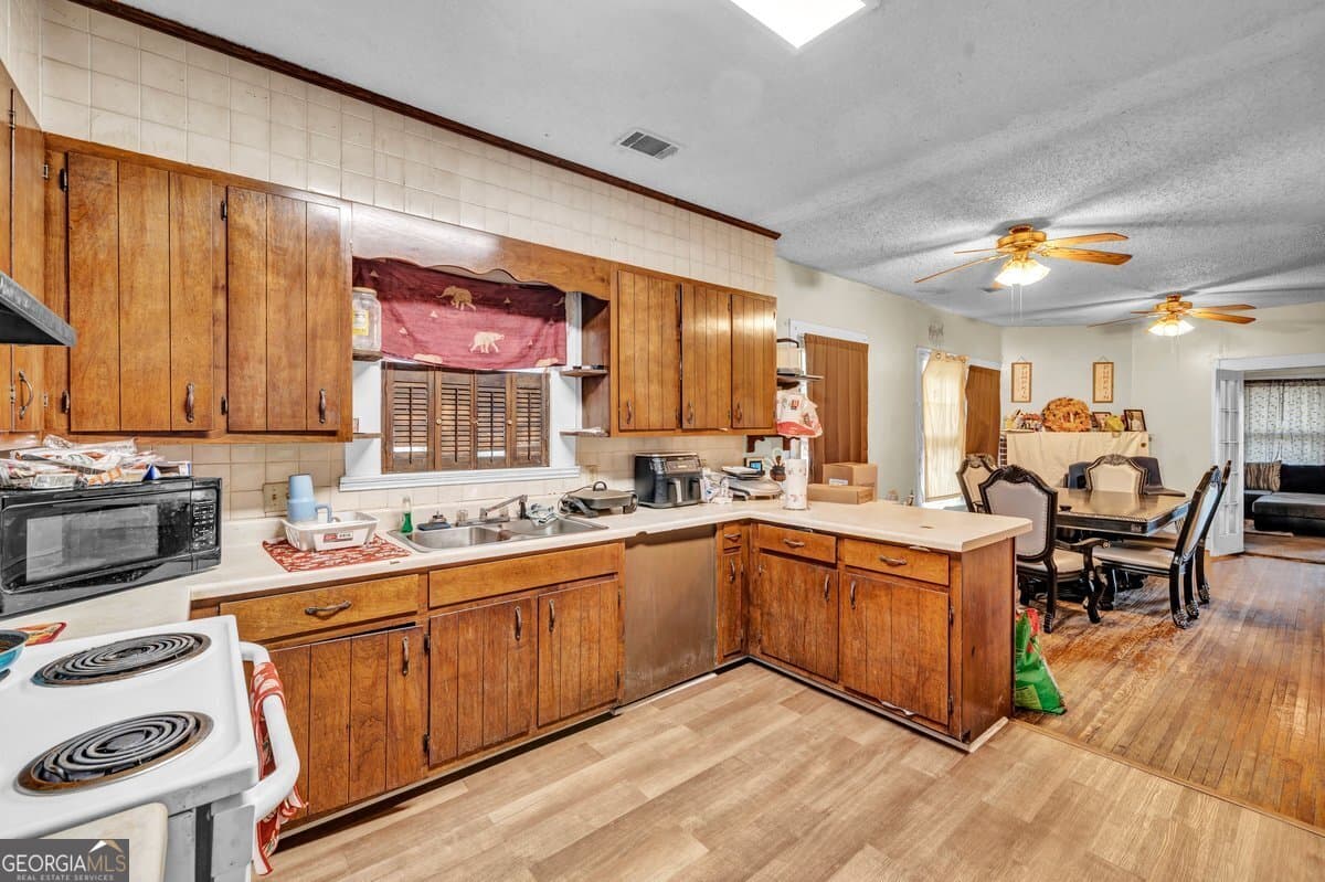 3 bedroom, 1 bathroom, 1,334 sq ft single family residence for sale at 610 E 15th Avenue, Cordele, GA 31015 — photo 7
