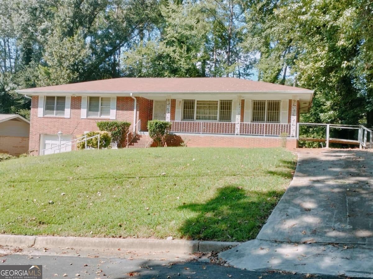 4 bedroom, 3 bathroom, 2,980 sq ft single family residence for sale at 2641 Hedgewood Lane, Atlanta, GA 30311 — photo 3
