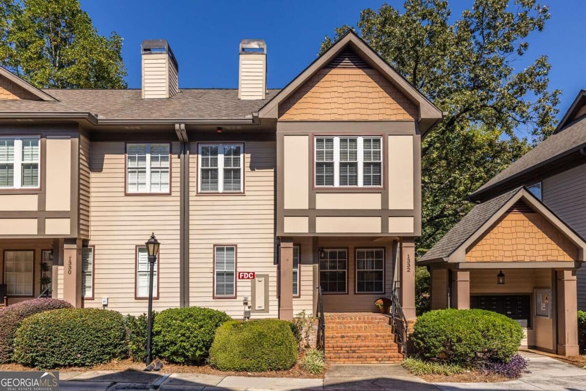 2 bedroom, 2.5 bathroom, 1,264 sq ft townhouse for sale at 1332 Stillwood Chase, Atlanta, GA 30306 — photo 1 of 25