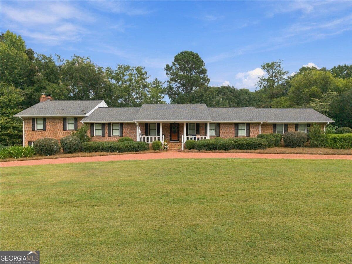 4 bedroom, 5.5 bathroom, 3,944 sq ft single family residence for sale at 919 Crawford Street, Madison, GA 30650 — photo 2