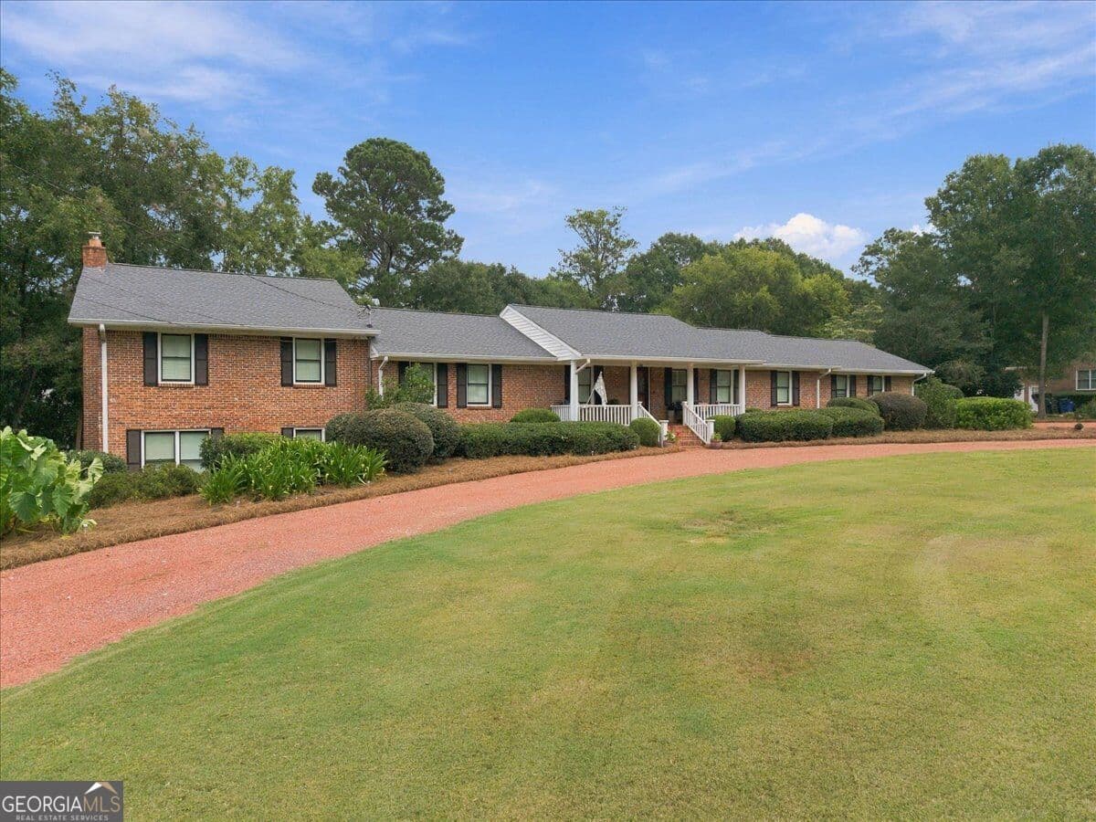 4 bedroom, 5.5 bathroom, 3,944 sq ft single family residence for sale at 919 Crawford Street, Madison, GA 30650 — photo 1 of 78