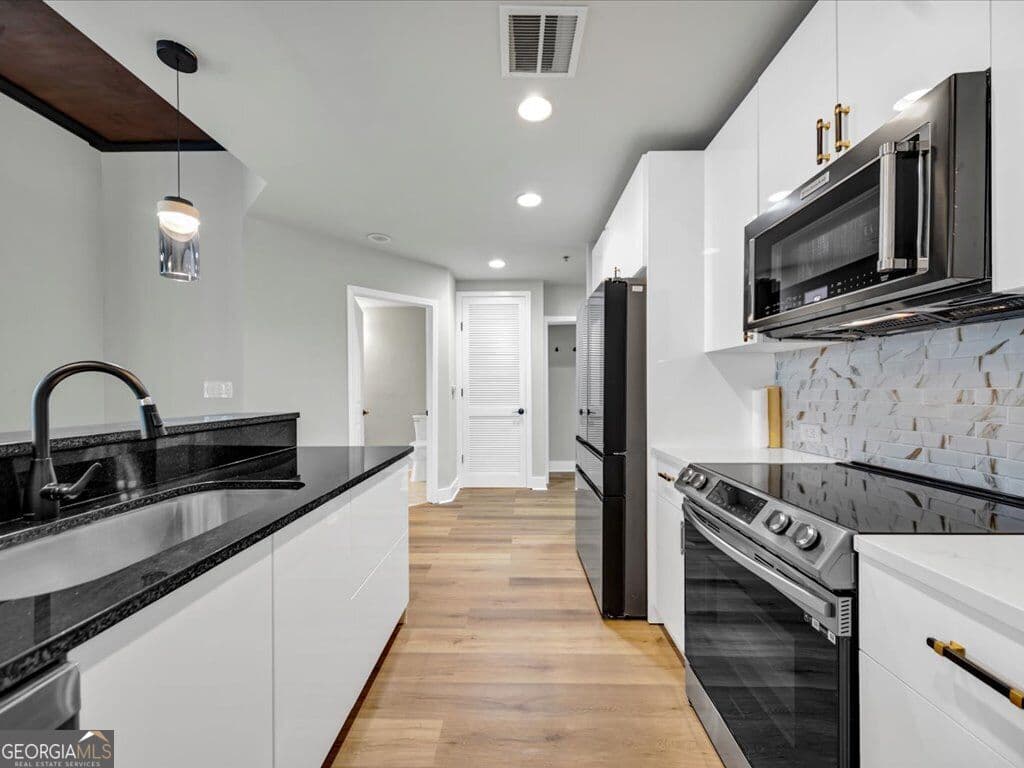 2 bedroom, 2 bathroom, 1,223 sq ft condominium for sale at 3324 PEACHTREE Road 1018, Atlanta, GA 30326 — photo 1 of 41