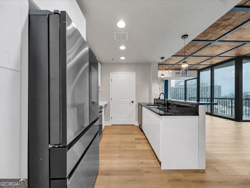 2 bedroom, 2 bathroom, 1,223 sq ft condominium for sale at 3324 PEACHTREE Road 1018, Atlanta, GA 30326 — photo 9