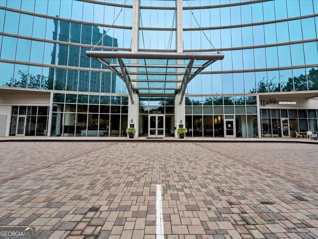 2 bedroom, 2 bathroom, 1,223 sq ft condominium for sale at 3324 PEACHTREE Road 1018, Atlanta, GA 30326 — photo 4