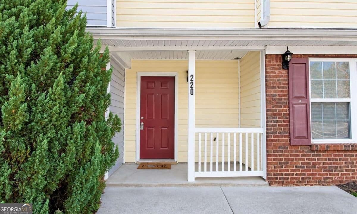 3 bedroom, 2.5 bathroom, 1,676 sq ft townhouse for sale at 220 PARKWAY Road, Union City, GA 30291 — photo 2