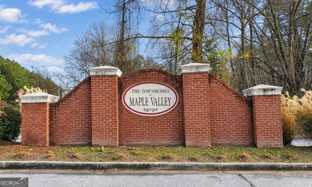 3 bedroom, 2.5 bathroom, 1,676 sq ft townhouse for sale at 220 PARKWAY Road, Union City, GA 30291 — photo 3