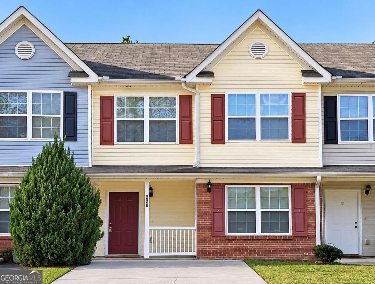 3 bedroom, 2.5 bathroom, 1,676 sq ft townhouse for sale at 220 PARKWAY Road, Union City, GA 30291