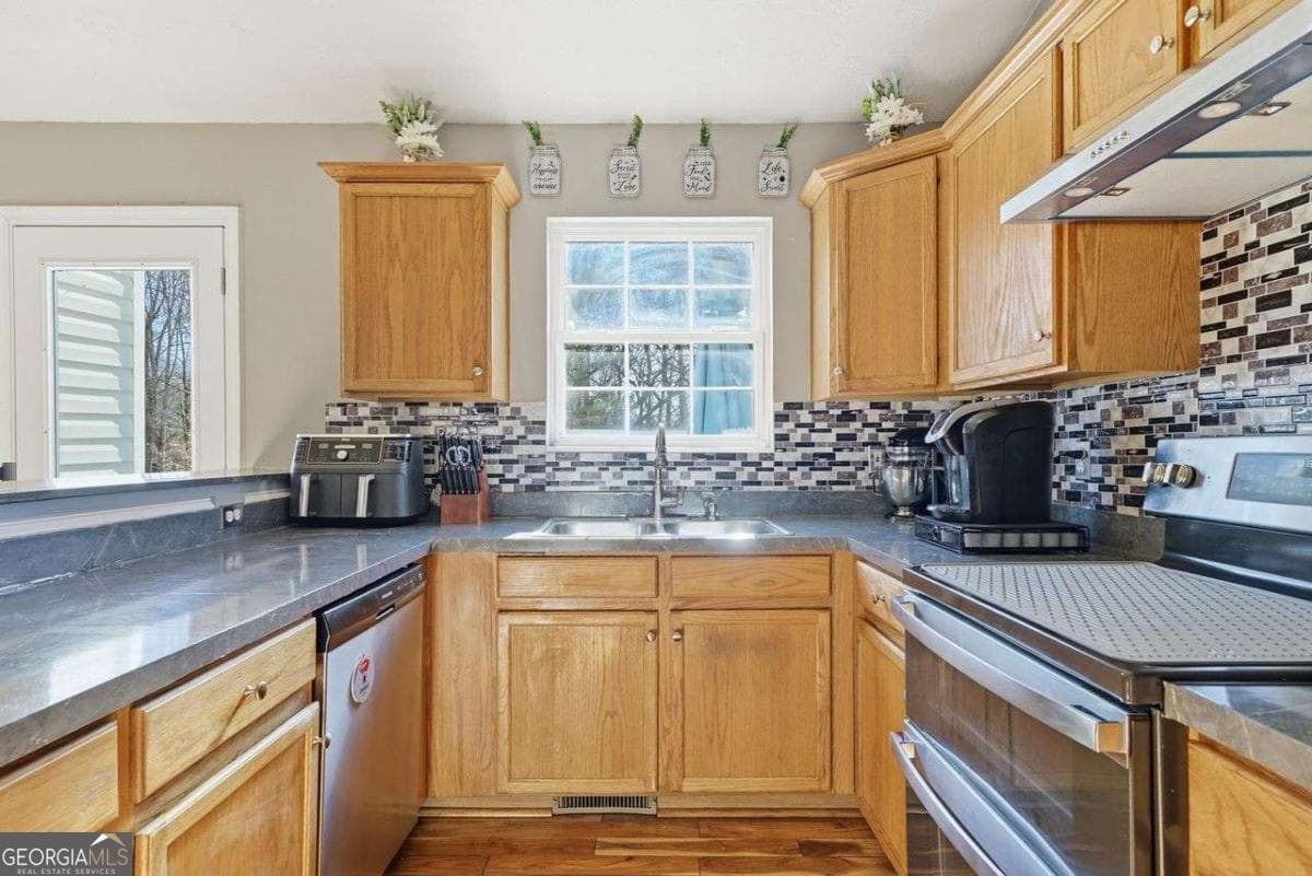 4 bedroom, 3 bathroom, 1,679 sq ft single family residence for sale at 8675 Bayhill Drive, Gainesville, GA 30506 — photo 9