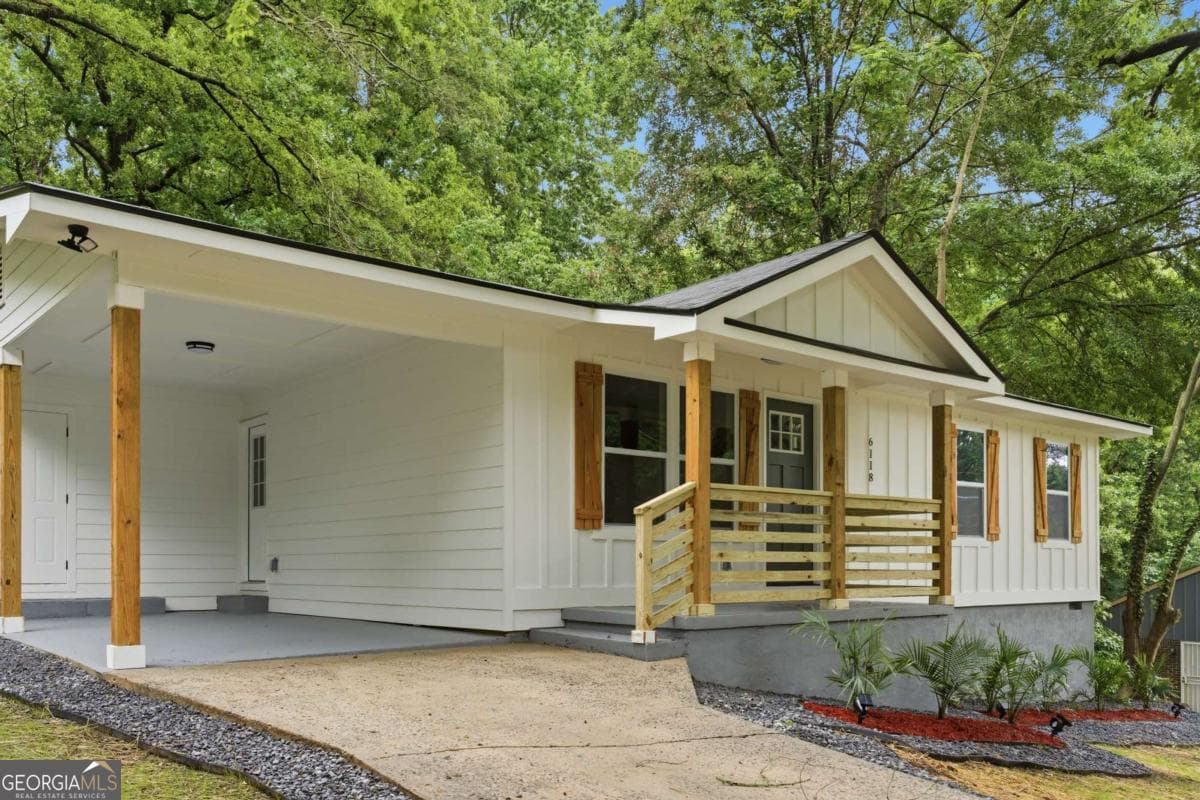 2 bedroom, 2 bathroom, 950 sq ft single family residence sold at 6118 Biscayne Drive, Forest Park, GA 30297