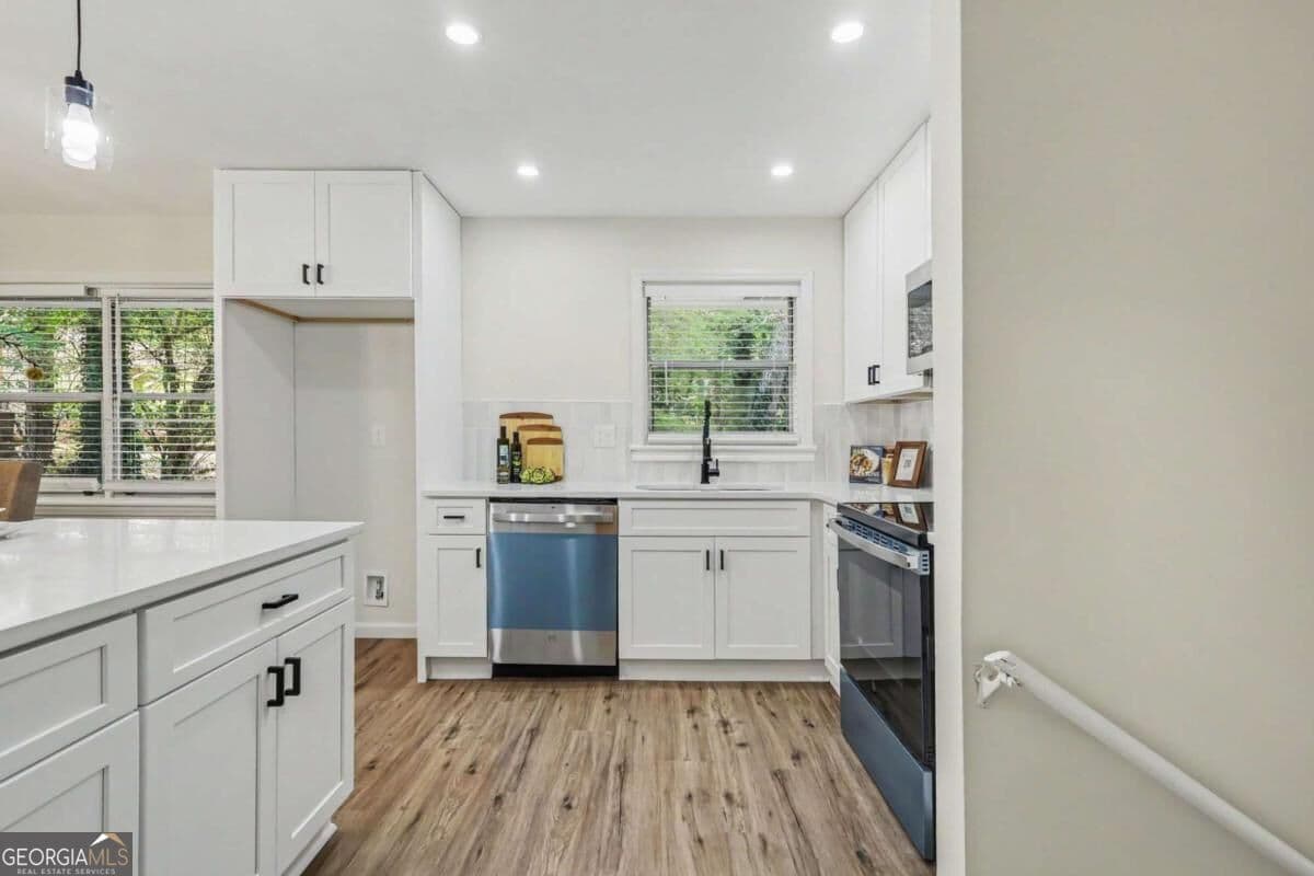 4 bedroom, 3 bathroom, 1,690 sq ft single family residence for sale at 74 Hollis Terrace, Atlanta, GA 30311 — photo 2
