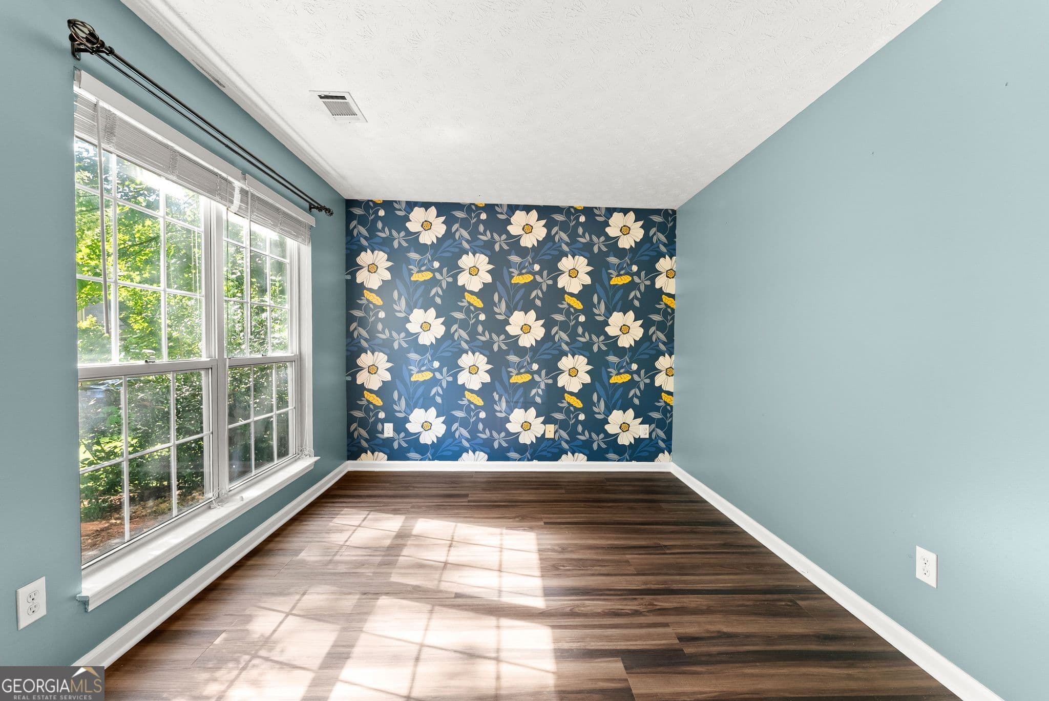 3 bedroom, 2.5 bathroom, 1,847 sq ft single family residence for sale at 5620 Millstone Drive, Cumming, GA 30028 — photo 6