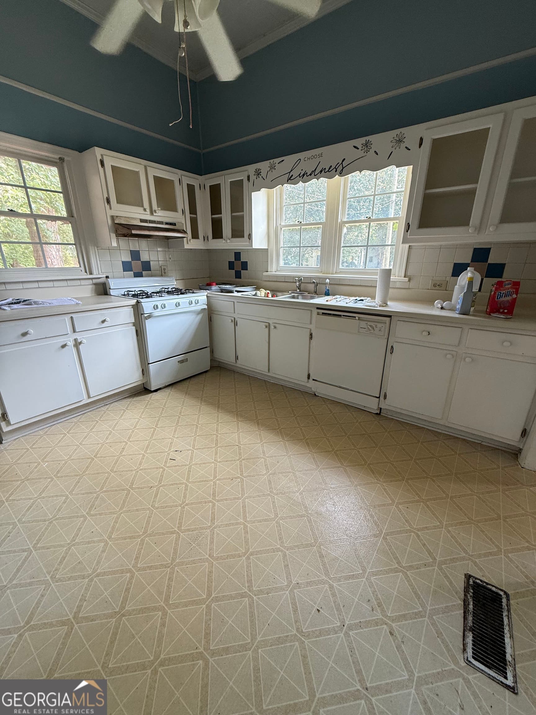 4 bedroom, 2 bathroom, 1,949 sq ft single family residence for sale at 505 Kincaid Avenue, Griffin, GA 30224 — photo 8