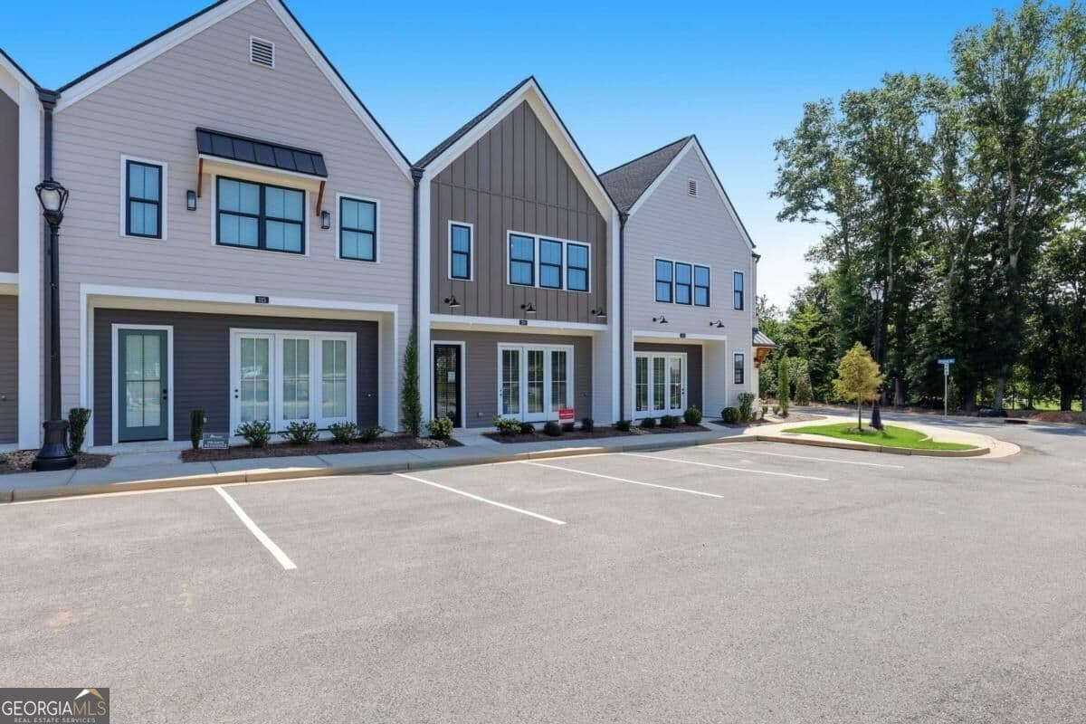 3 bedroom, 2.5 bathroom, 1,870 sq ft townhouse for sale at 297 Orchid Street, Braselton, GA 30517 — photo 2