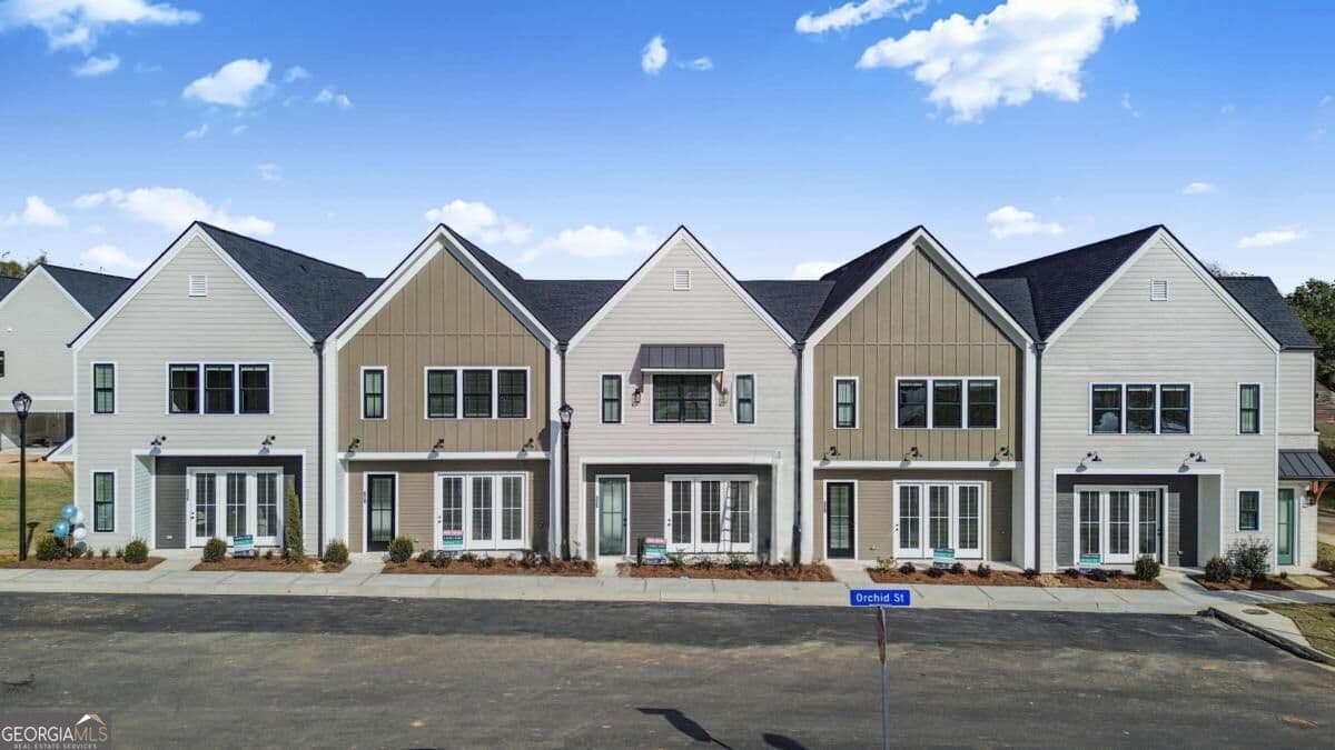 3 bedroom, 2.5 bathroom, 1,870 sq ft townhouse for sale at 297 Orchid Street, Braselton, GA 30517 — photo 3