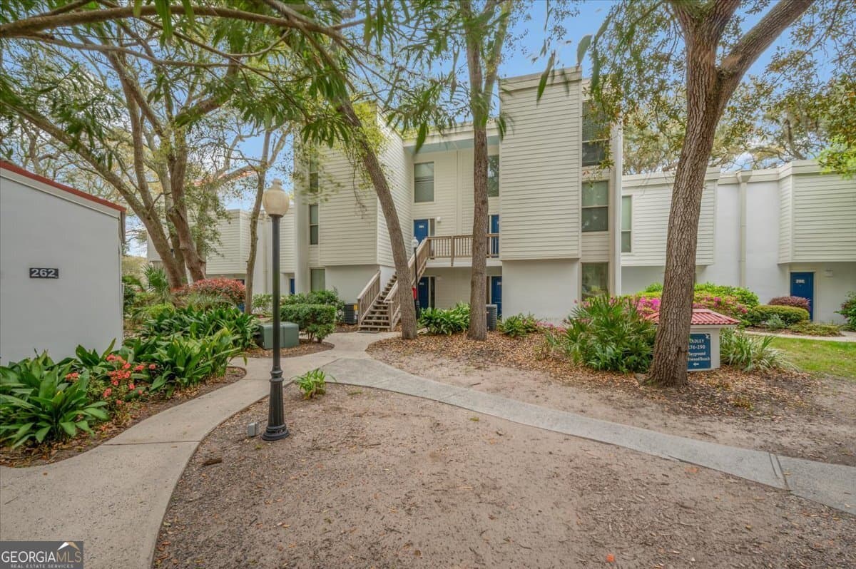 1 bedroom, 1 bathroom, 613 sq ft condominium for sale at 1175 N Beachview Drive 286, Jekyll Island, GA 31527 — photo 3