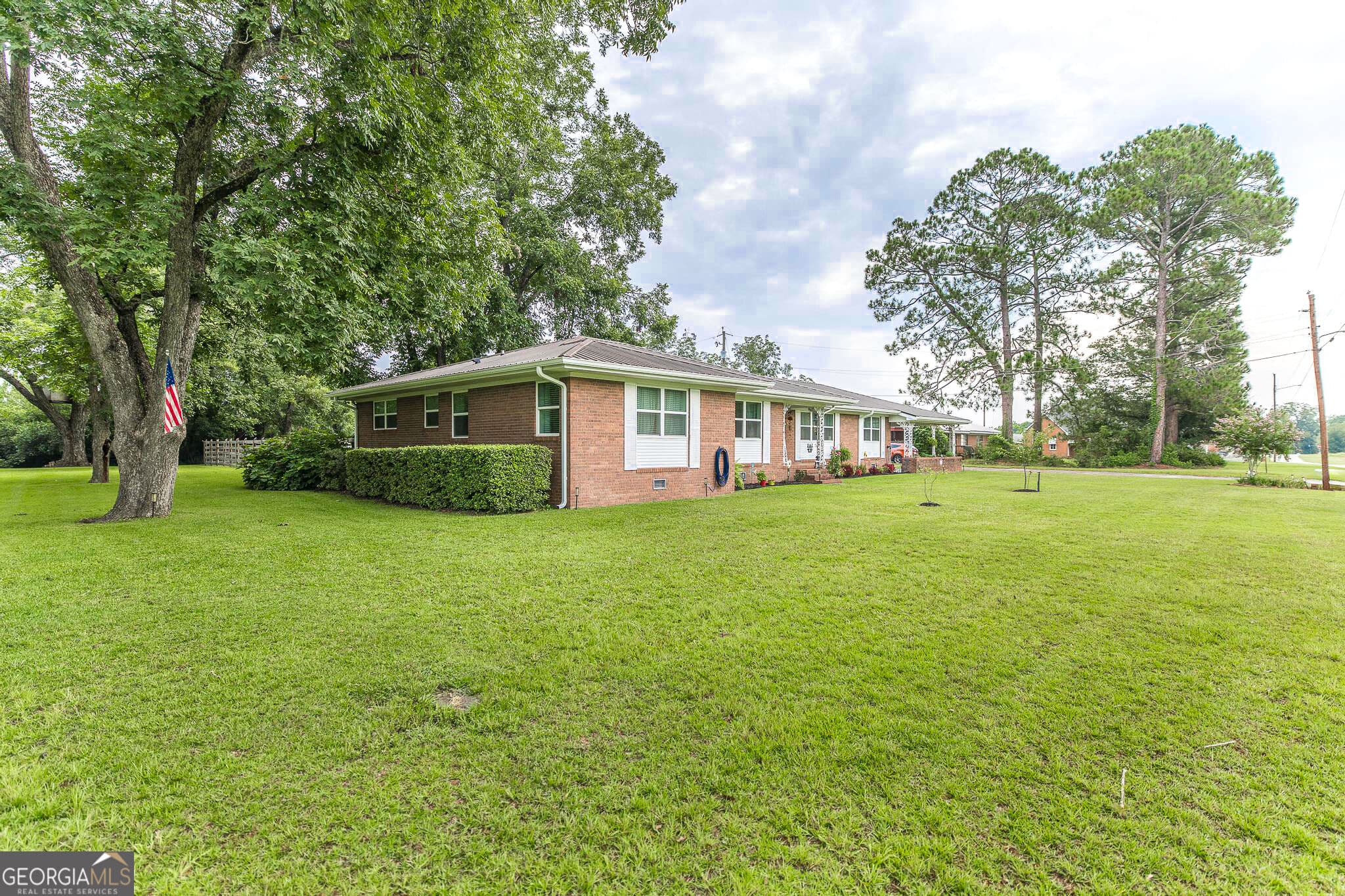 4 bedroom, 2 bathroom, 3,058 sq ft single family residence under contract at 141 N Railroad Avenue, Chauncey, GA 31011 — photo 2