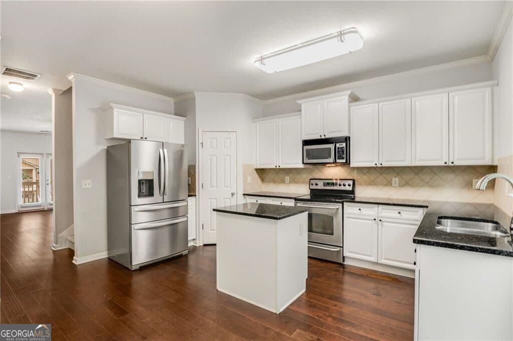 3 bedroom, 3.5 bathroom, 1,326 sq ft townhouse for sale at 1368 Liberty Parkway, Atlanta, GA 30318 — photo 10
