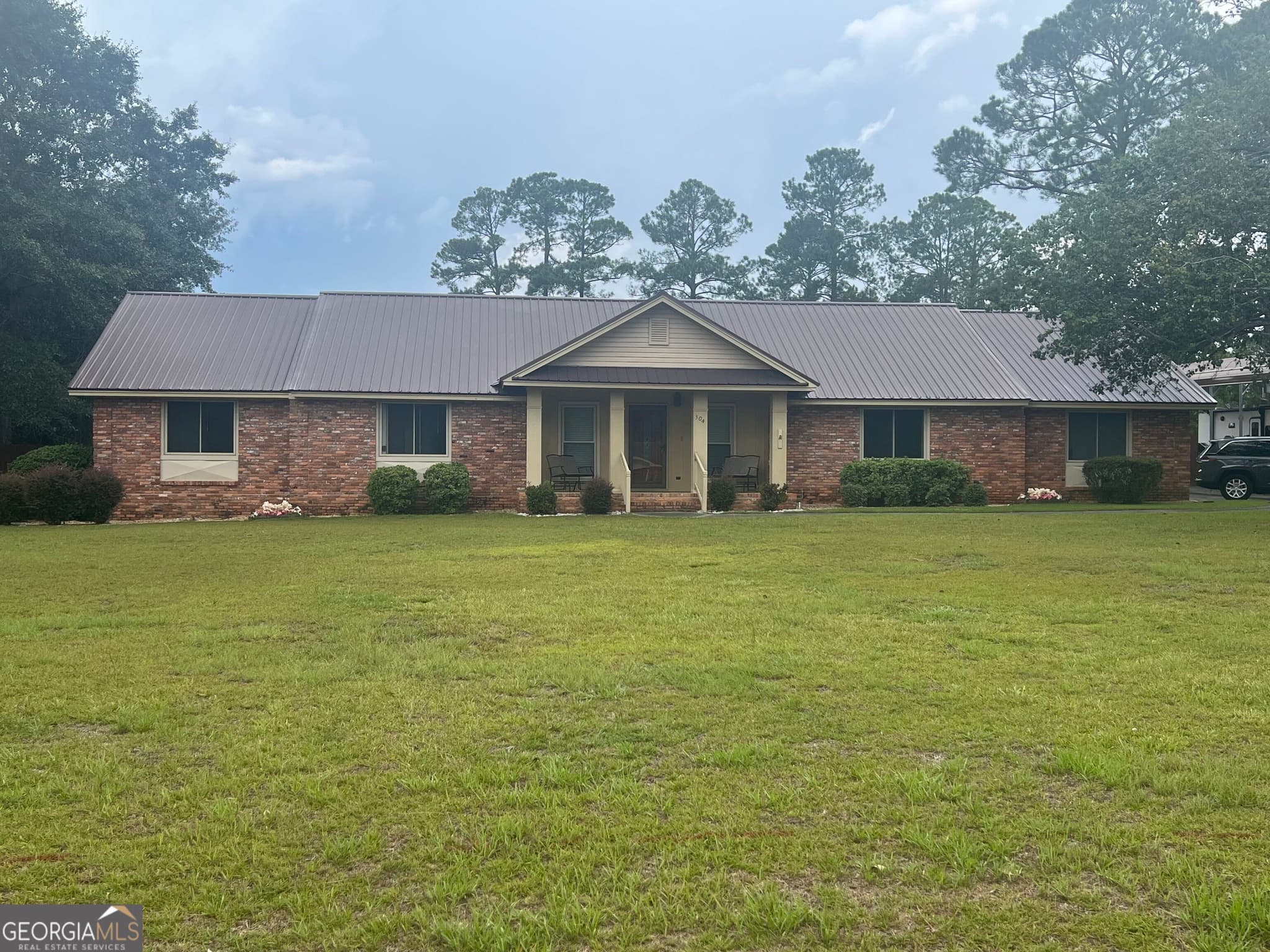 3 bedroom, 2 bathroom, 2,394 sq ft single family residence for sale at 304 Saint Francis Place, Dublin, GA 31021 — photo 1 of 46
