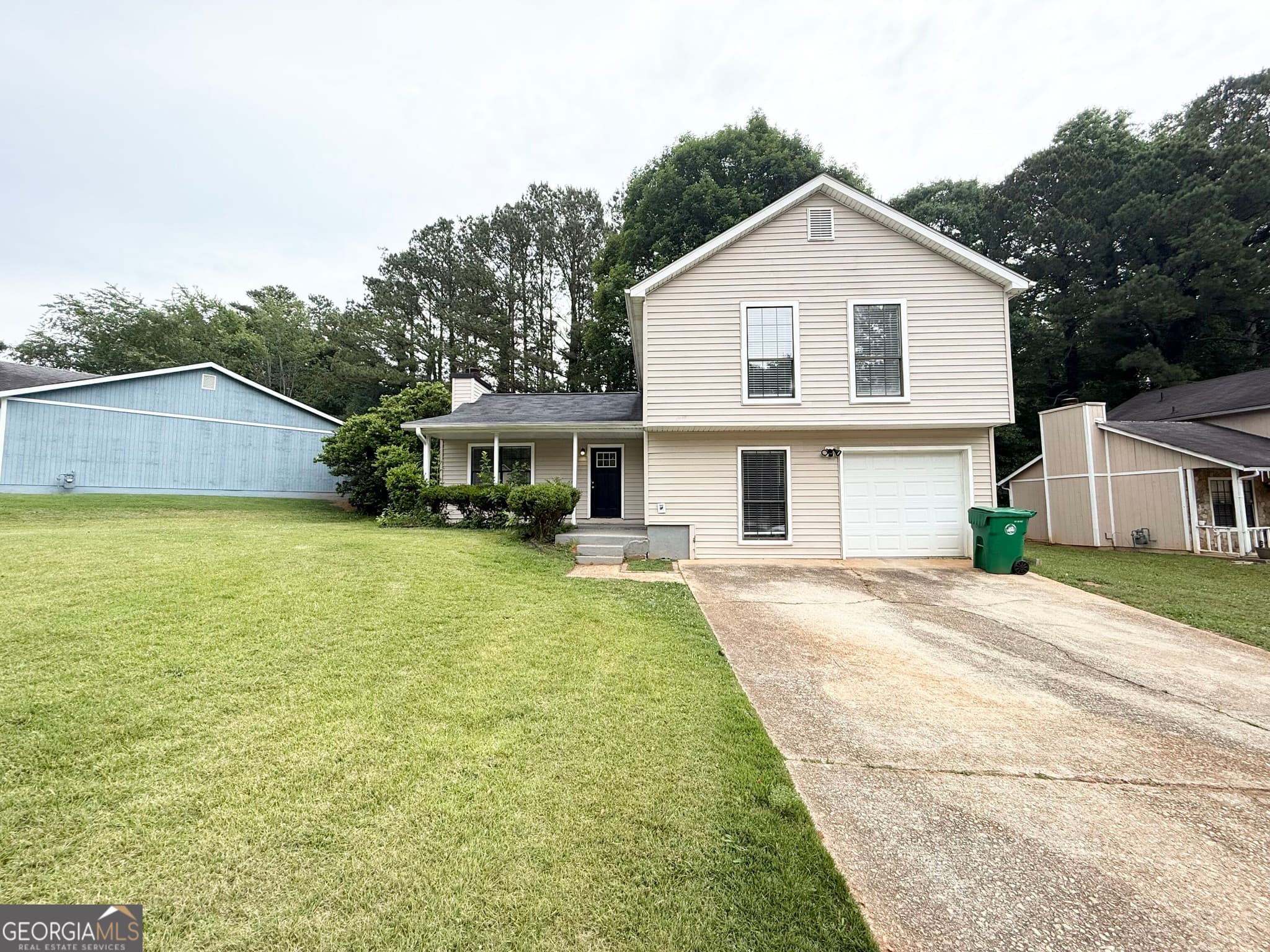 4 bedroom, 2 bathroom, 1,940 sq ft single family residence for sale at 1061 Mainstreet Lake Drive, Stone Mountain, GA 30088 — photo 2