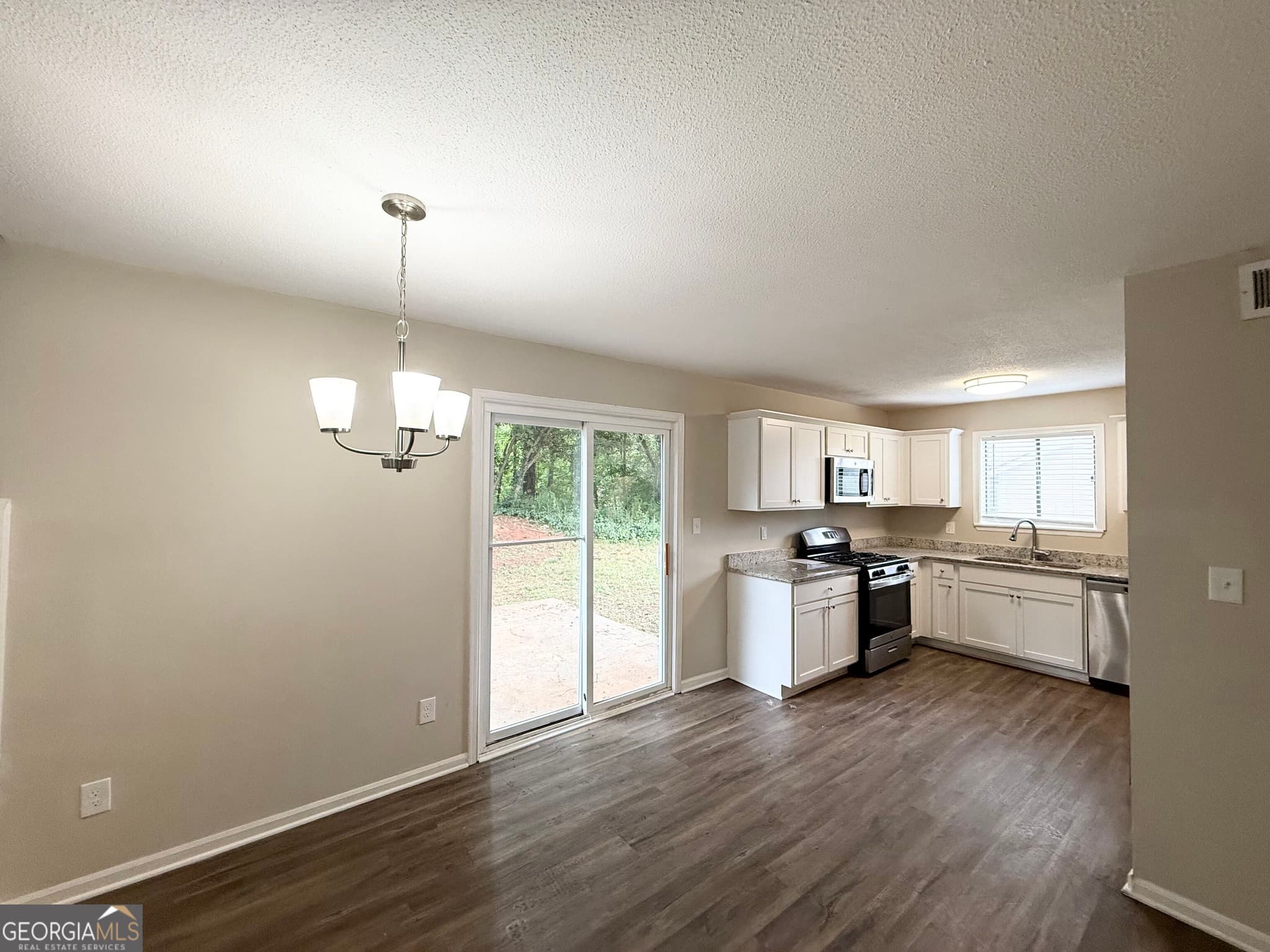 4 bedroom, 2 bathroom, 1,940 sq ft single family residence for sale at 1061 Mainstreet Lake Drive, Stone Mountain, GA 30088 — photo 7